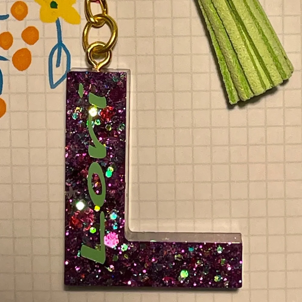 Lori, letter L‎ glitter resin keychain